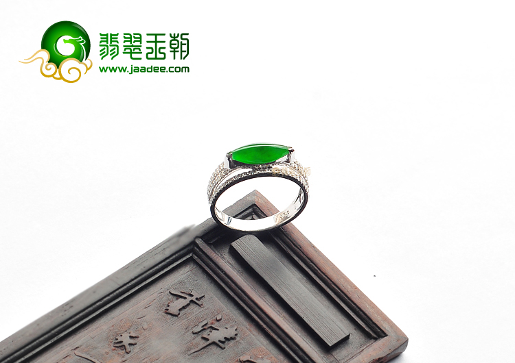 （一口价扫货）冰种阳绿镶白金钻石戒指
