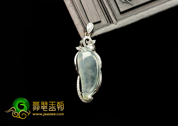 玻璃种淡晴水镶白金钻石福瓜胸坠
