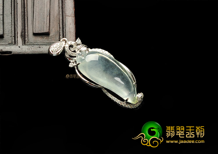 玻璃种淡晴水镶白金钻石福瓜胸坠