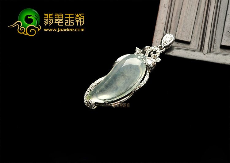 玻璃种淡晴水镶白金钻石福瓜胸坠