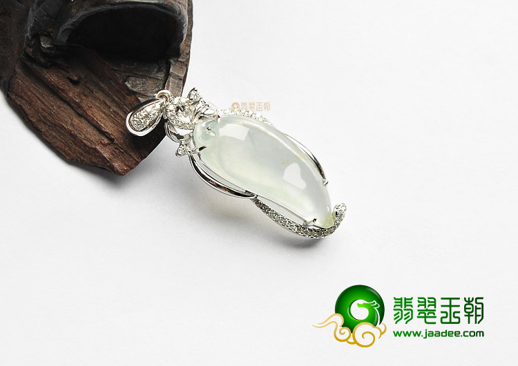 玻璃种淡晴水镶白金钻石福瓜胸坠