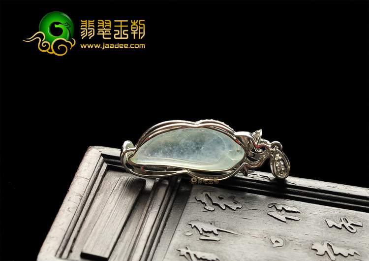 玻璃种淡晴水镶白金钻石福瓜胸坠