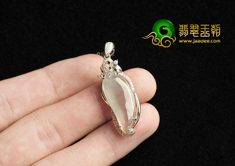 玻璃种淡晴水镶白金钻石福瓜胸坠