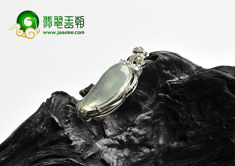 玻璃种淡晴水镶白金钻石福瓜胸坠