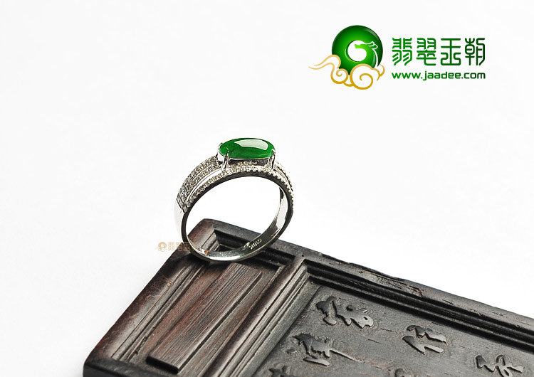 冰种浓绿镶白金钻石戒指