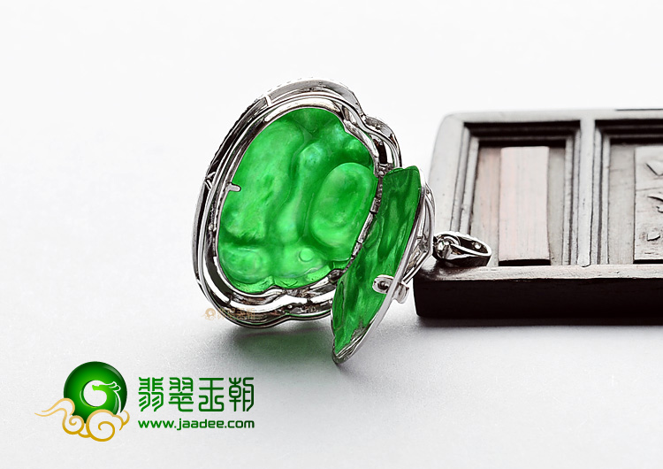 (超值推荐)冰种阳绿镶白金玉佛胸坠(真钻)