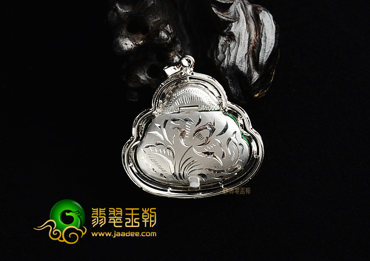 (超值推荐)冰种阳绿镶白金玉佛胸坠(真钻)