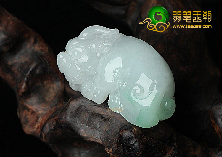 （超值推荐）糯冰种晴水略飘翠貔貅手玩件