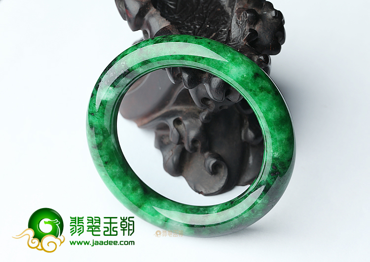 (超值推荐)糯冰种癣加绿圆条手镯（55.1mm）