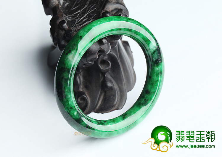 (超值推荐)糯冰种癣加绿圆条手镯（55.1mm）