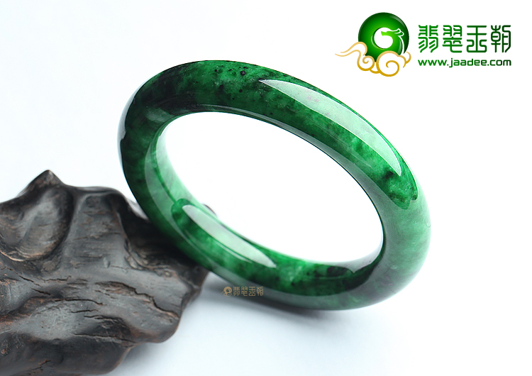 (超值推荐)糯冰种癣加绿圆条手镯（55.1mm）