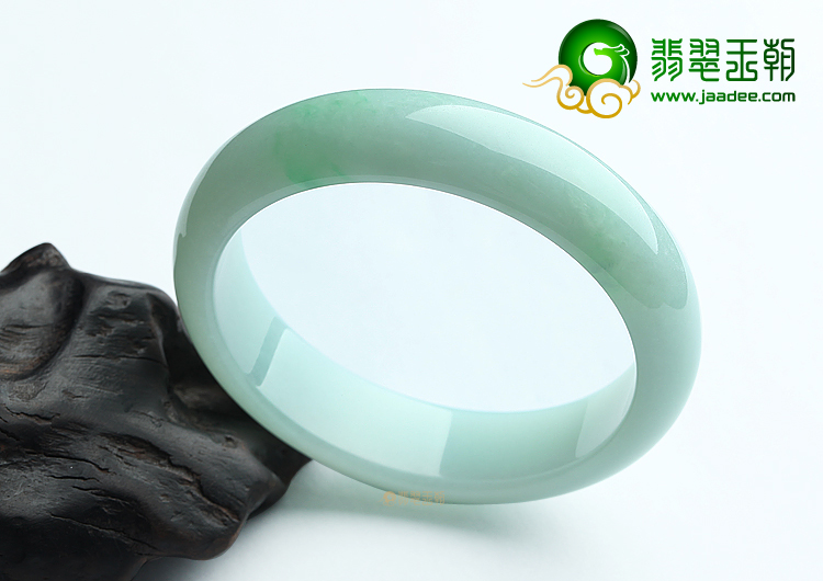 (超值推荐)糯冰种晴水略飘翠手镯（56.5mm）