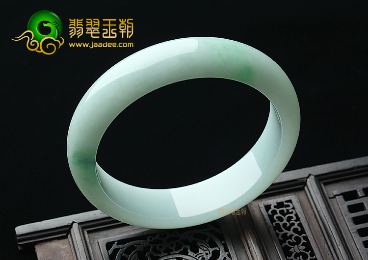 (超值推荐)糯冰种晴水略飘翠手镯（56.5mm）
