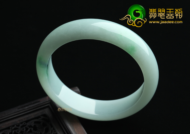 (超值推荐)糯冰种晴水略飘翠手镯（56.5mm）