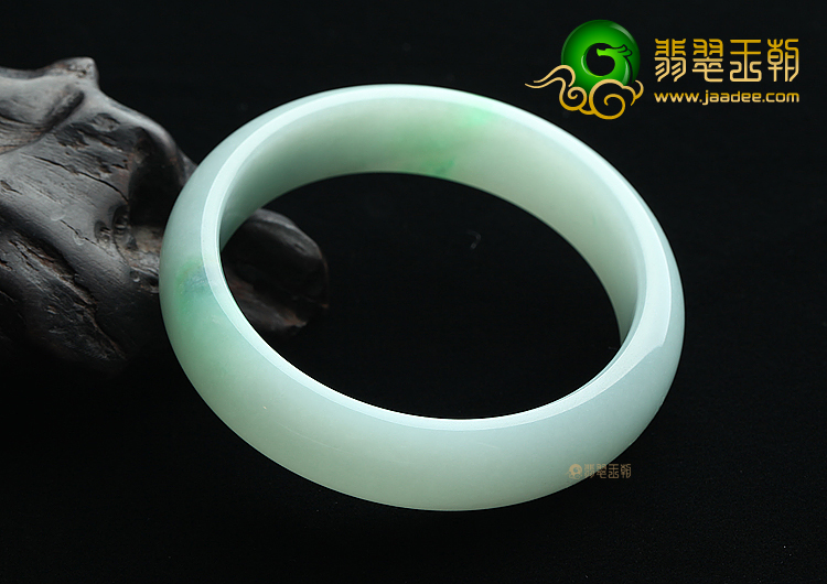 (超值推荐)糯冰种晴水略飘翠手镯（56.5mm）