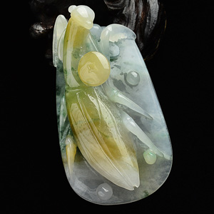 (超值推荐)糯冰种黄翡飘花螳螂挂件