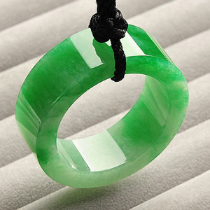 (超值推荐)糯冰种阳绿平安环挂件