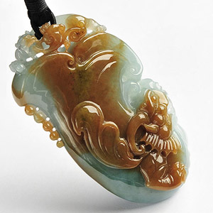 糯冰种晴水褐黄翡龙行如意手玩件