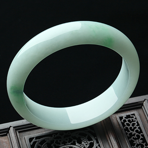 (超值推荐)糯冰种晴水略飘翠手镯（56.5mm）