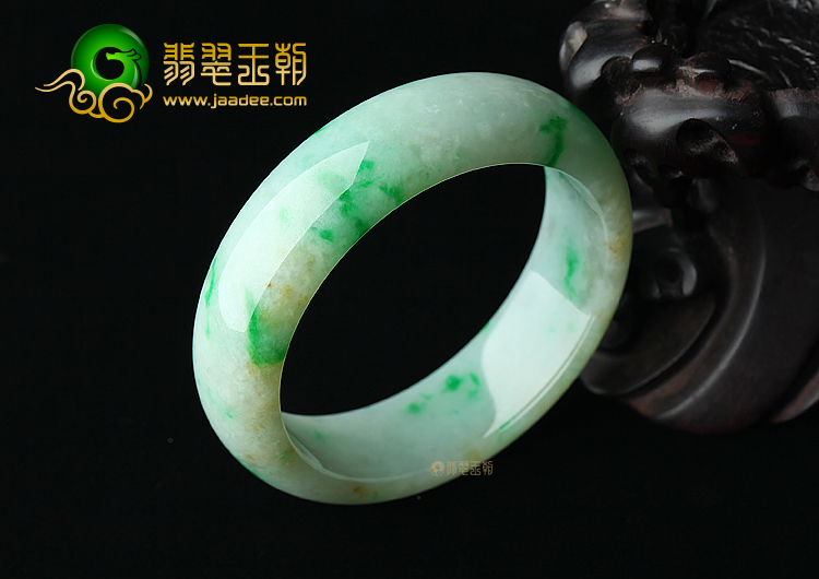 (超值推荐)糯冰种飘绿花手镯（55.3mm）