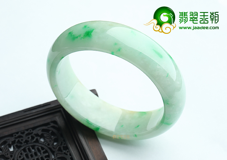 (超值推荐)糯冰种飘绿花手镯（55.3mm）