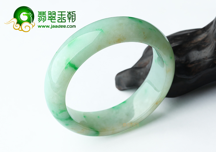 (超值推荐)糯冰种飘绿花手镯（55.3mm）