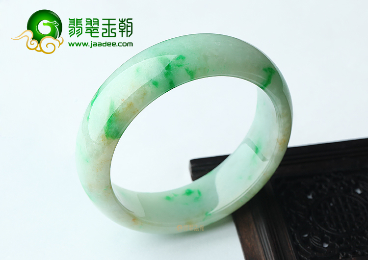 (超值推荐)糯冰种飘绿花手镯（55.3mm）