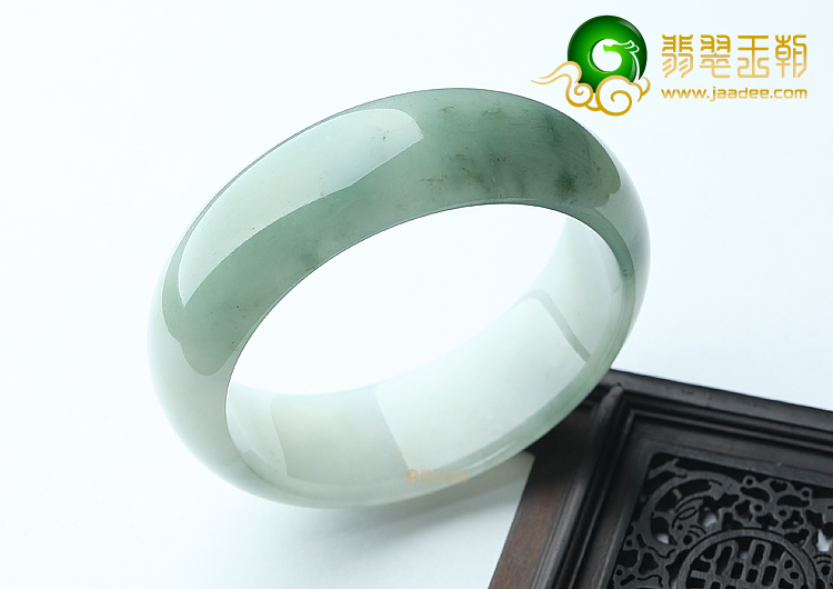(超值推荐)糯冰种晴水略飘花手镯（55.1mm）