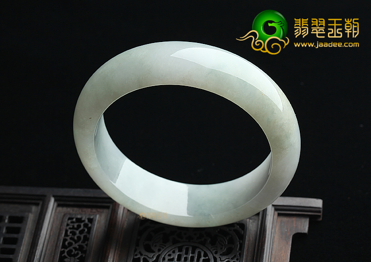 糯冰种晴水略飘花手镯（58.3mm）