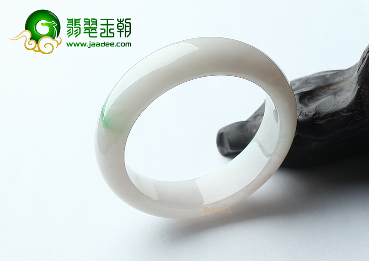 (超值推荐)糯冰种略飘翠手镯（56.3mm）