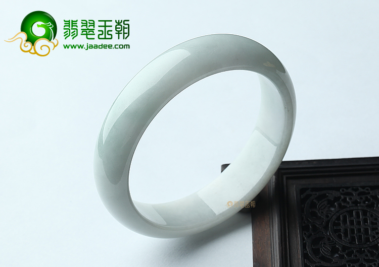 (超值推荐)糯冰种淡晴水手镯(58mm)