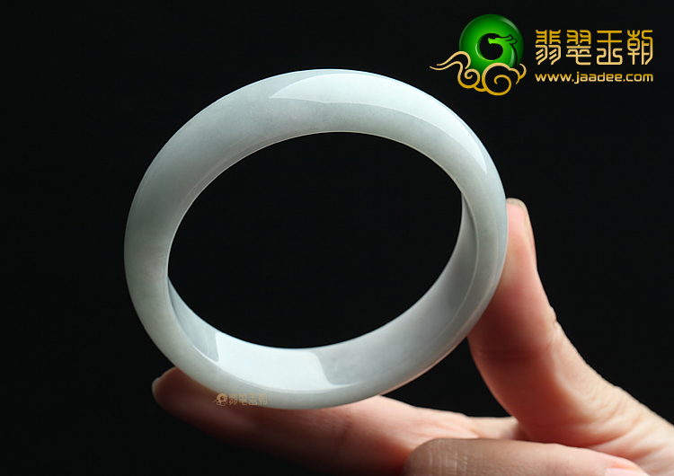 (超值推荐)糯冰种淡晴水手镯(58mm)