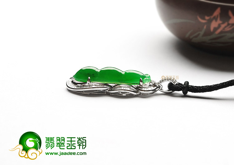 (超值推荐)冰种帝王绿镶白金钻石四季豆胸坠