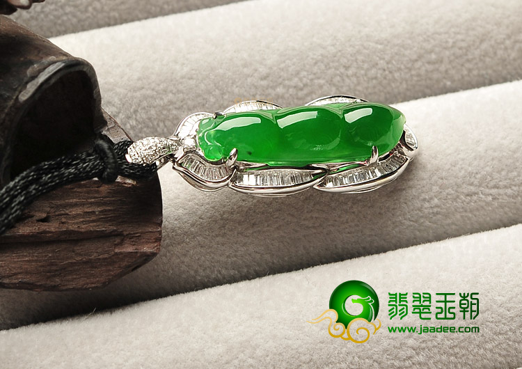 (超值推荐)冰种帝王绿镶白金钻石四季豆胸坠