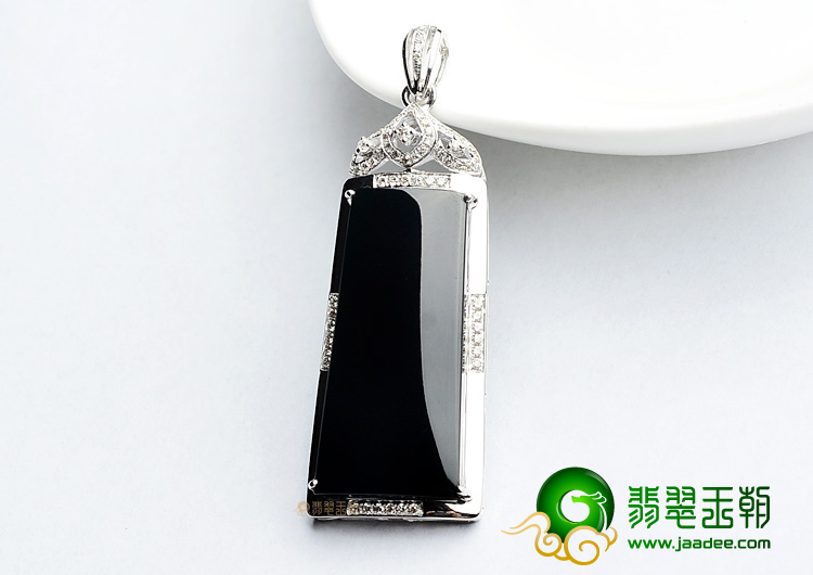 （一口价扫货）玻璃种墨翠镶白金方牌胸坠(真钻)