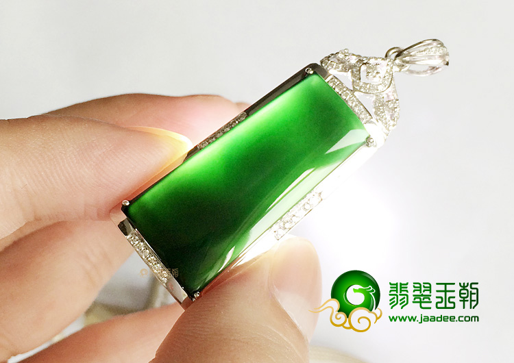 （一口价扫货）玻璃种墨翠镶白金方牌胸坠(真钻)