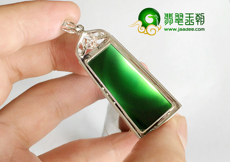 （一口价扫货）玻璃种墨翠镶白金方牌胸坠(真钻)