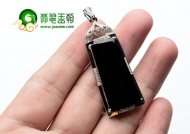 （一口价扫货）玻璃种墨翠镶白金方牌胸坠(真钻)