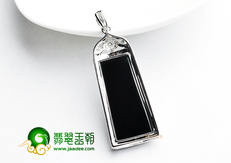 （一口价扫货）玻璃种墨翠镶白金方牌胸坠(真钻)