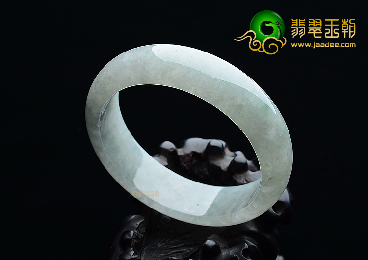 (超值推荐)糯冰种淡晴水略飘花手镯（56mm）