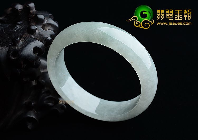 (超值推荐)糯冰种淡晴水略飘花手镯（56mm）