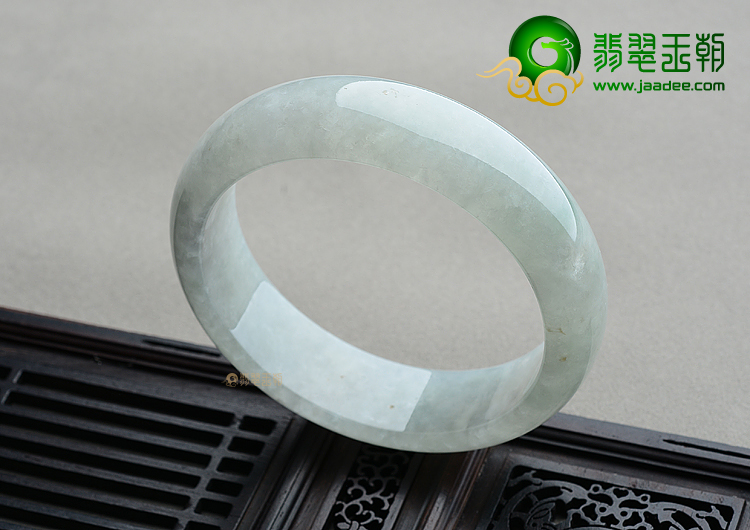 (超值推荐)糯冰种淡晴水略飘花手镯（56mm）