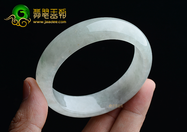 (超值推荐)糯冰种淡晴水略飘花手镯（56mm）