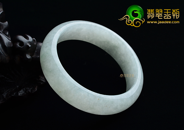 (超值推荐)糯冰种淡晴水略飘花手镯（56mm）
