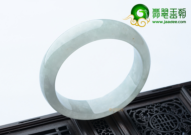 (超值推荐)糯冰种淡晴水略飘花手镯（56mm）