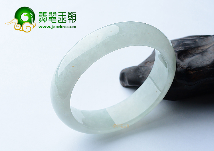 (超值推荐)糯冰种淡晴水手镯（55.2mm）