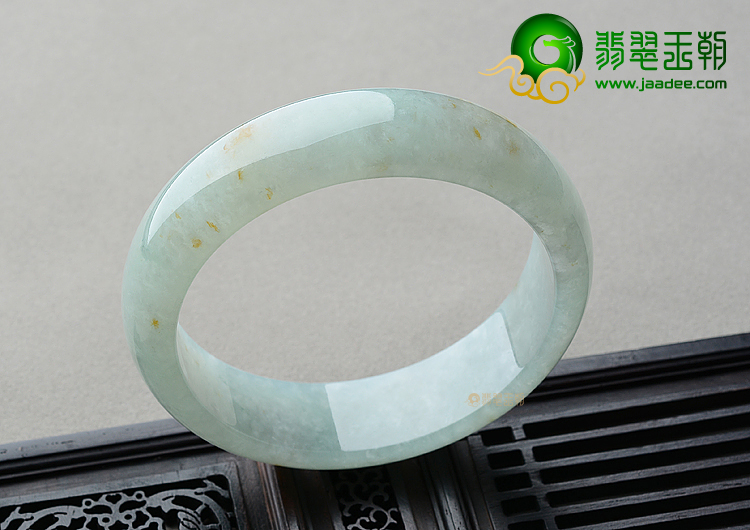 (超值推荐)糯冰种晴水略飘黄翡手镯（57mm）