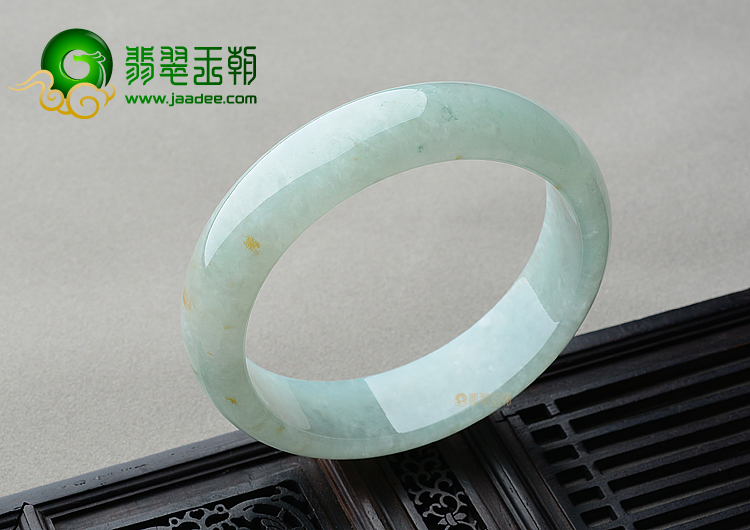 (超值推荐)糯冰种晴水略飘黄翡手镯（58.2mm）