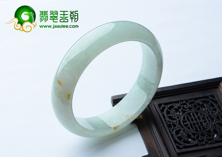 (超值推荐)糯冰种晴水略飘黄翡手镯（58.2mm）