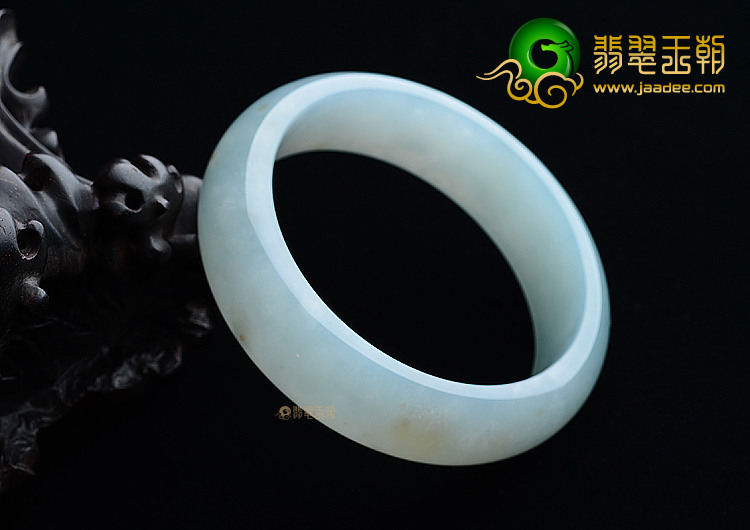 (超值推荐)糯冰种晴水略飘黄翡手镯（58.5mm）